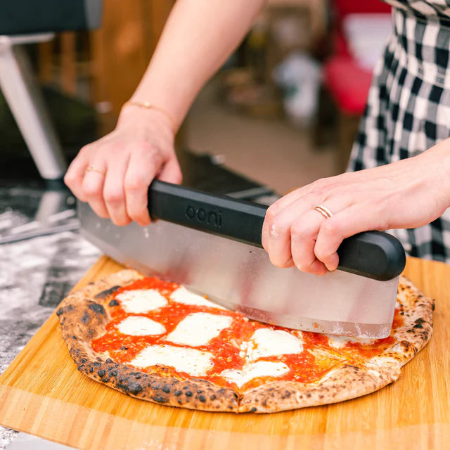 Zerschneiden der Pizza mit Ooni Zubehör