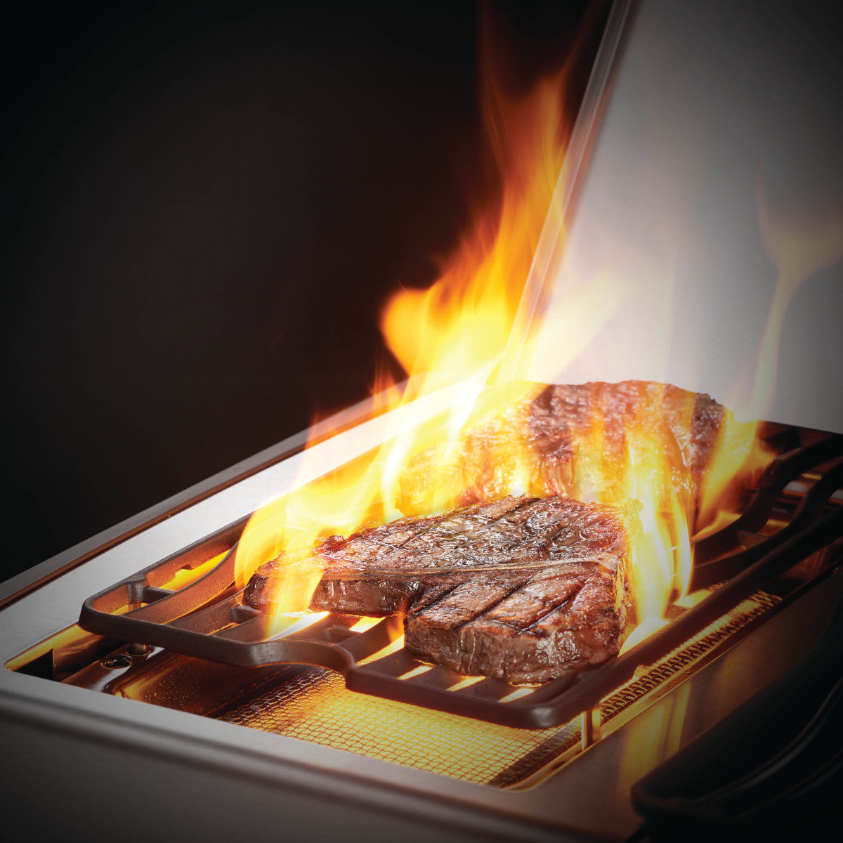 Napoleon Rogue SE 625, mit Gussrosten, Schwarz Steak auf Sizzle Zone