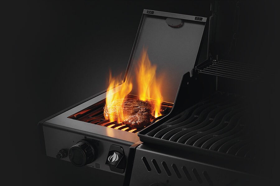 Sizze Zone Napoleon Freestyle 365 Gasgrill mit Sizzle Zone