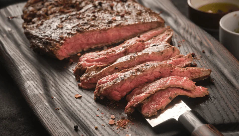 Was ist ein Flank Steak: gegrilltes Flank Steak, quer zur Faser in dünne Scheiben geschnitten