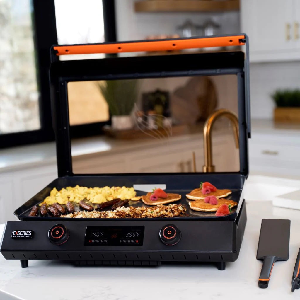 Blackstone 22″ Elektro Griddle Tischgrill - geöffneter Deckel