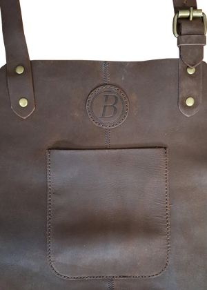Detailaufnahme Babossa Grillschürze aus Büffelleder