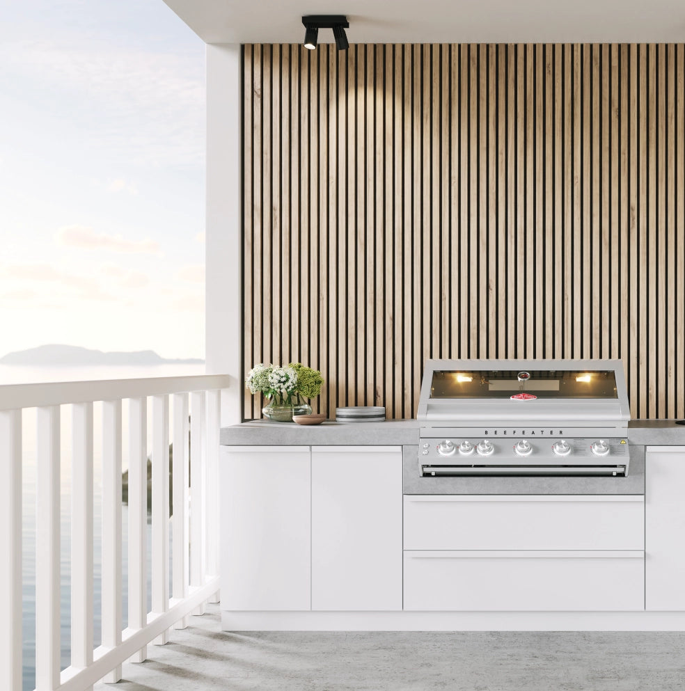 BeefEater 7000-Serie Premium 5-Brenner Einbau-Gasgrill im eingebauten Zustand