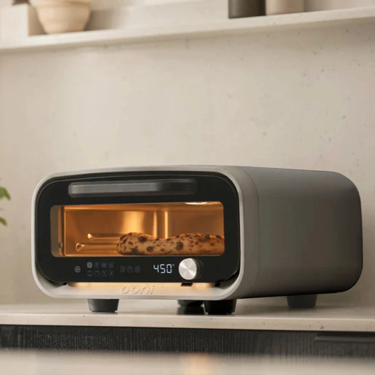 Ooni Volt 2, 30 cm elektrischer Pizzaofen - charcoal grey UU-P35C00 auf Arbeitsfläche