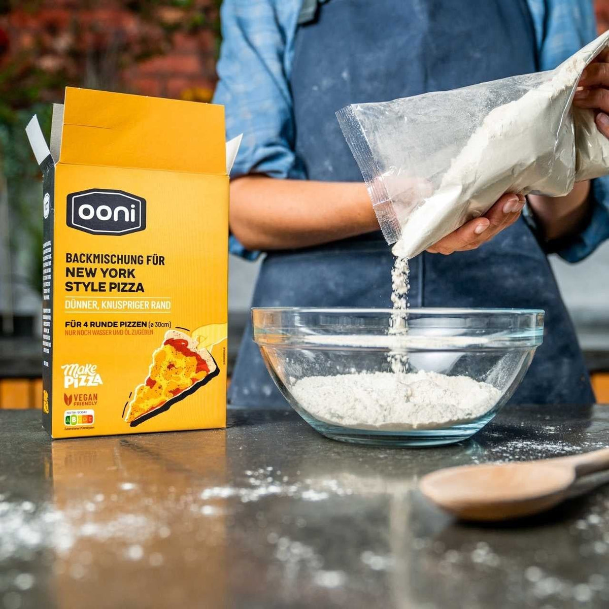 Ooni Backmischung New York Style Pizza - Einfüllen der Backmischung in eine Schüssel